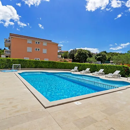Beautiful In Near And Pula Apartment *