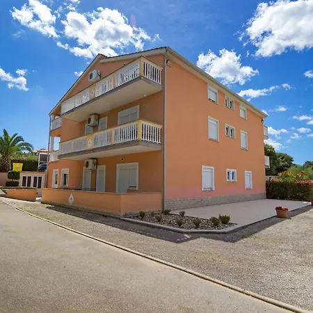 Beautiful In Near And Pula Apartment *